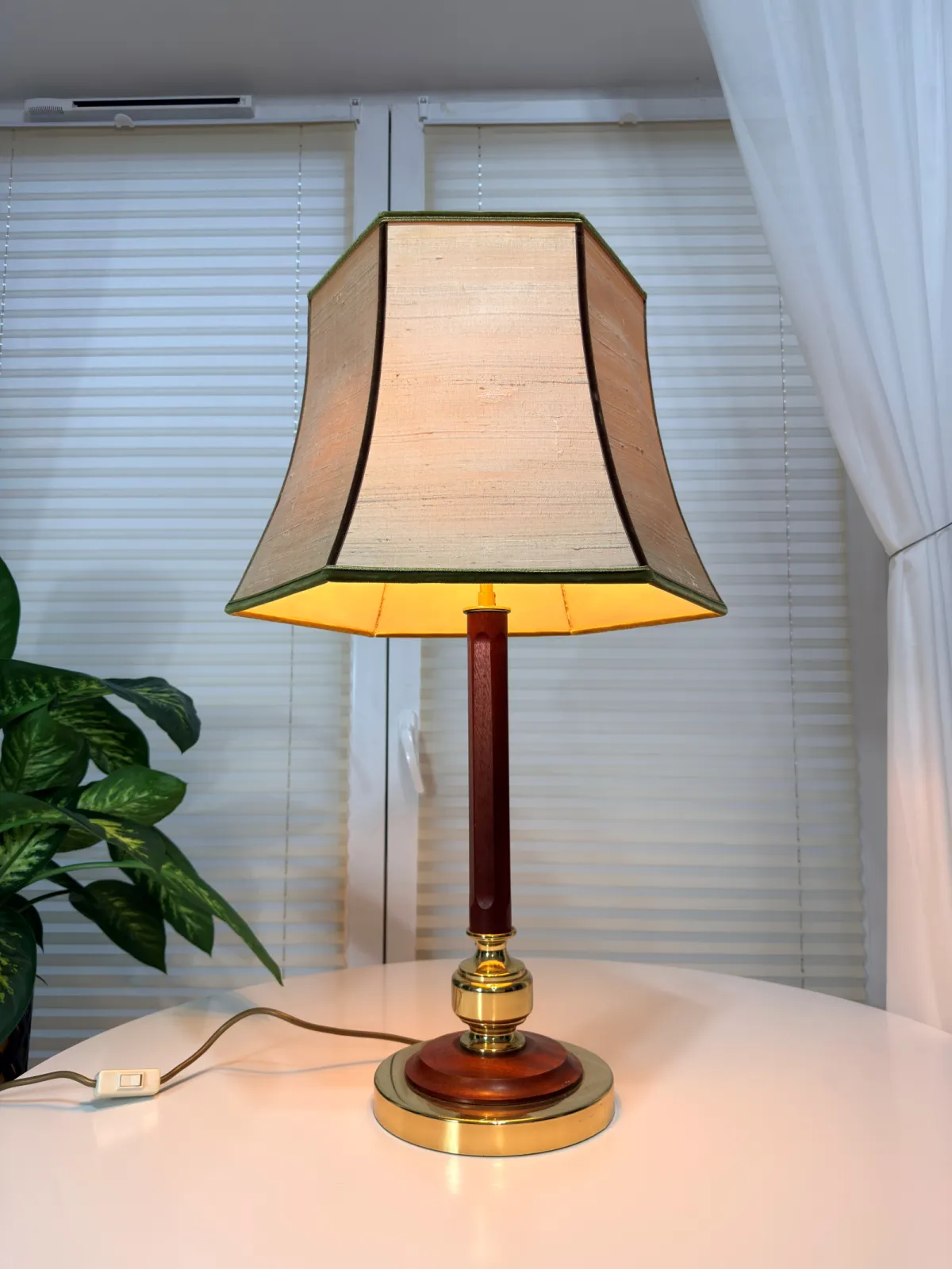 lampa stołowa vintage drewno i mosiądz z dużym abażurem