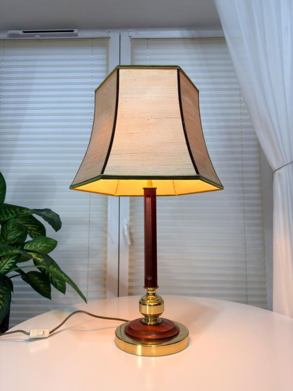 lampa stołowa vintage drewno i mosiądz z dużym abażurem