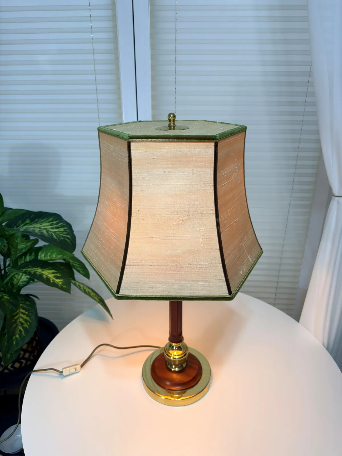 lampa stołowa vintage drewno i mosiądz z dużym abażurem