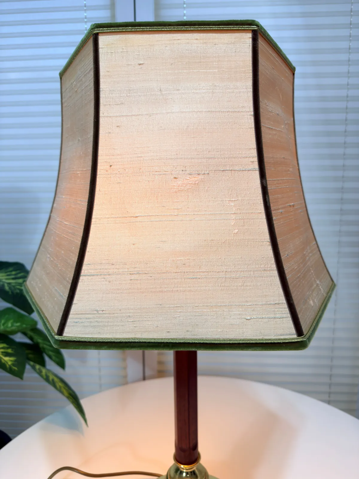 lampa stołowa vintage drewno i mosiądz z dużym abażurem
