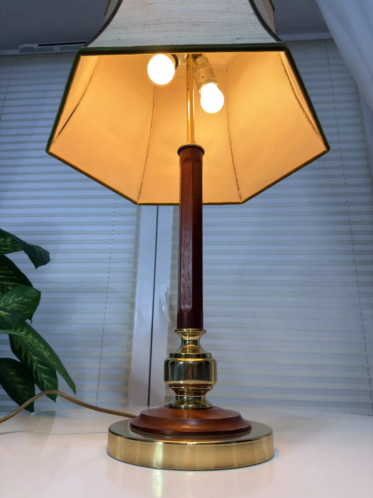 lampa stołowa vintage drewno i mosiądz z dużym abażurem
