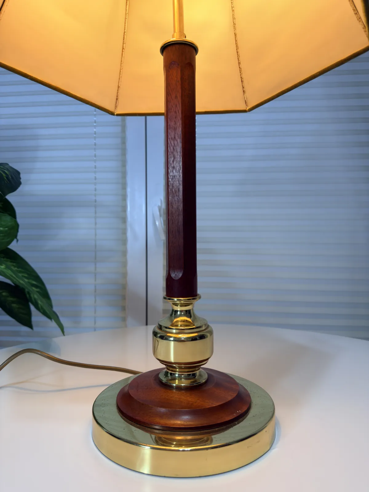 lampa stołowa vintage drewno i mosiądz z dużym abażurem