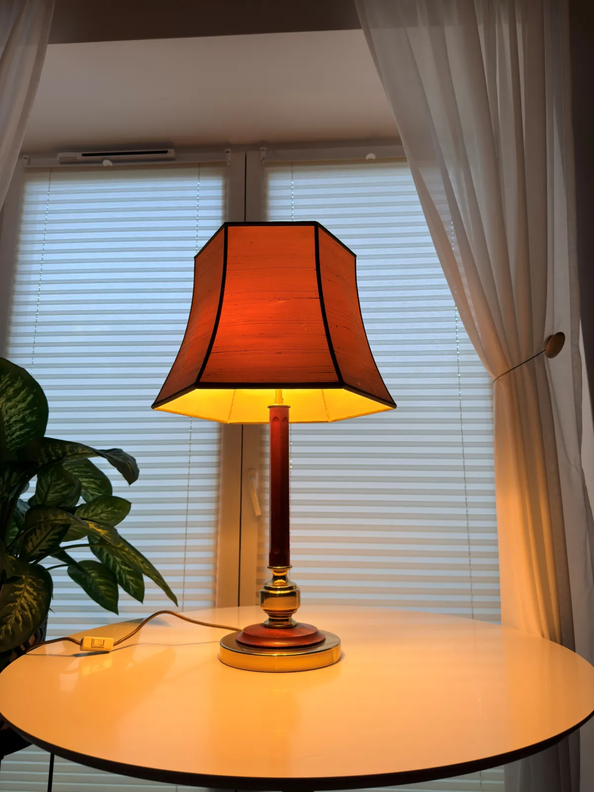 lampa stołowa vintage drewno i mosiądz z dużym abażurem