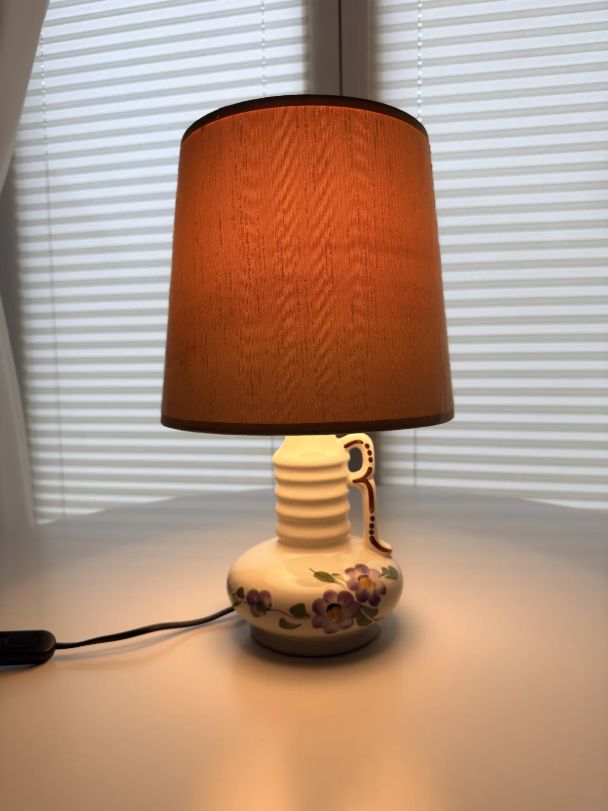 ceramiczna lampa stołowa vintage z kwiatami