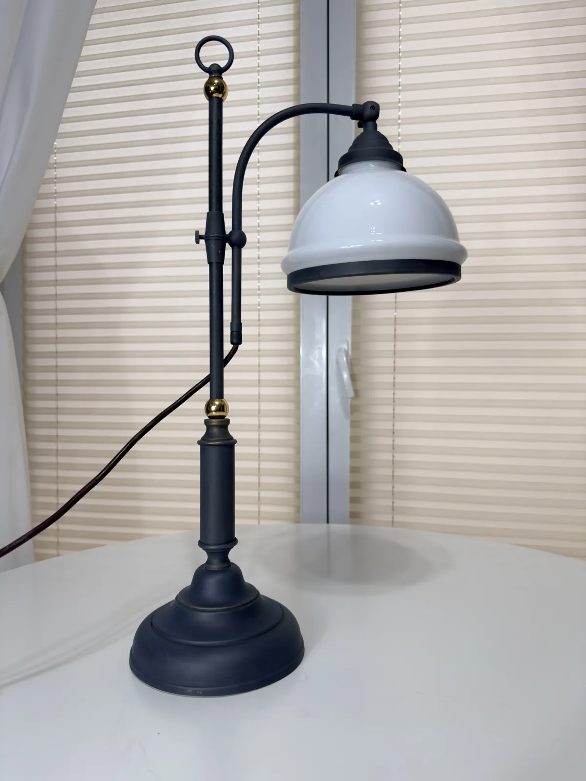 lampa stołowa bankierka vintage z mlecznym kloszem