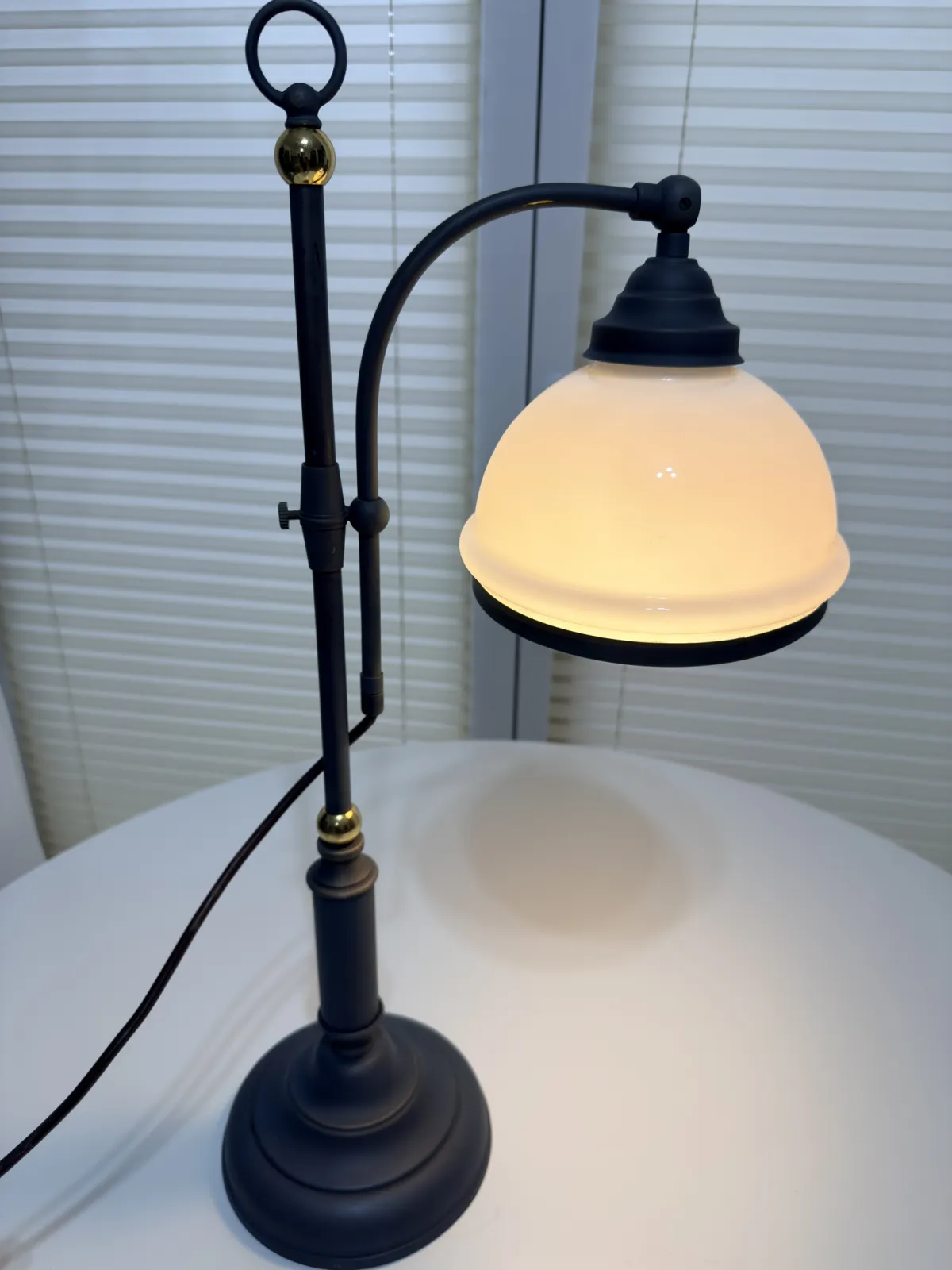 lampa stołowa bankierka vintage z mlecznym kloszem