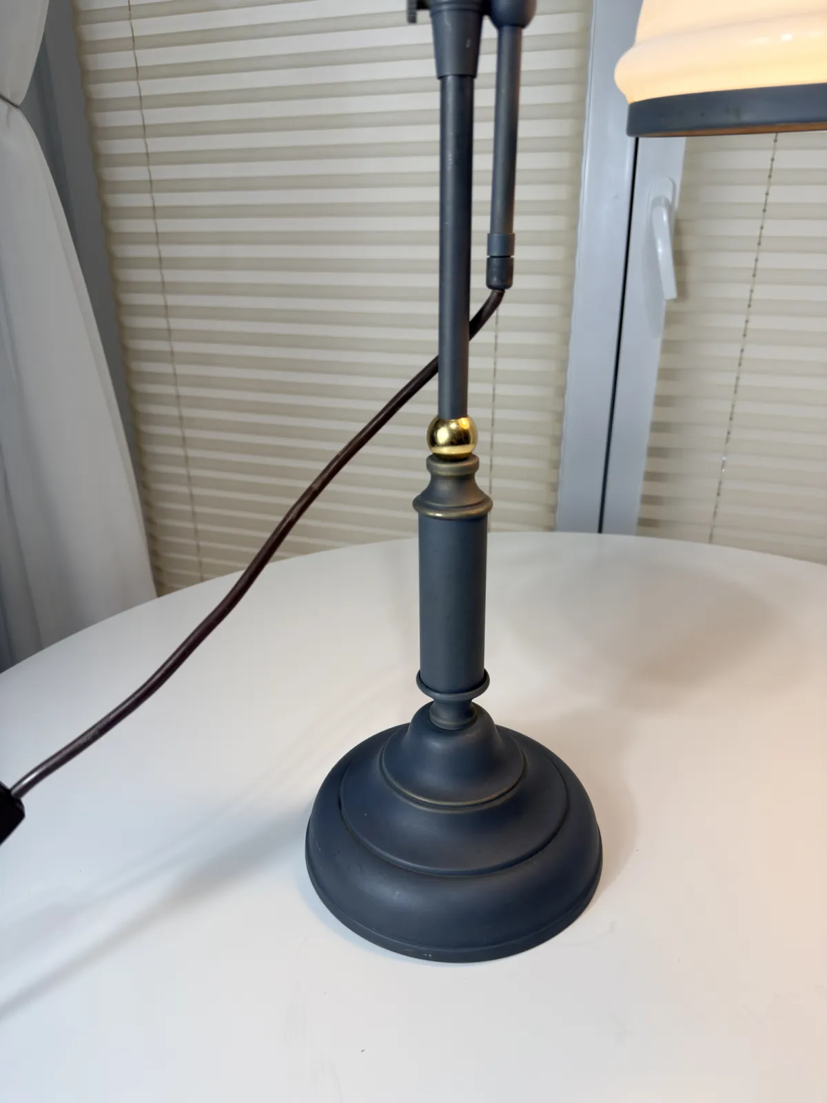 lampa stołowa bankierka vintage z mlecznym kloszem