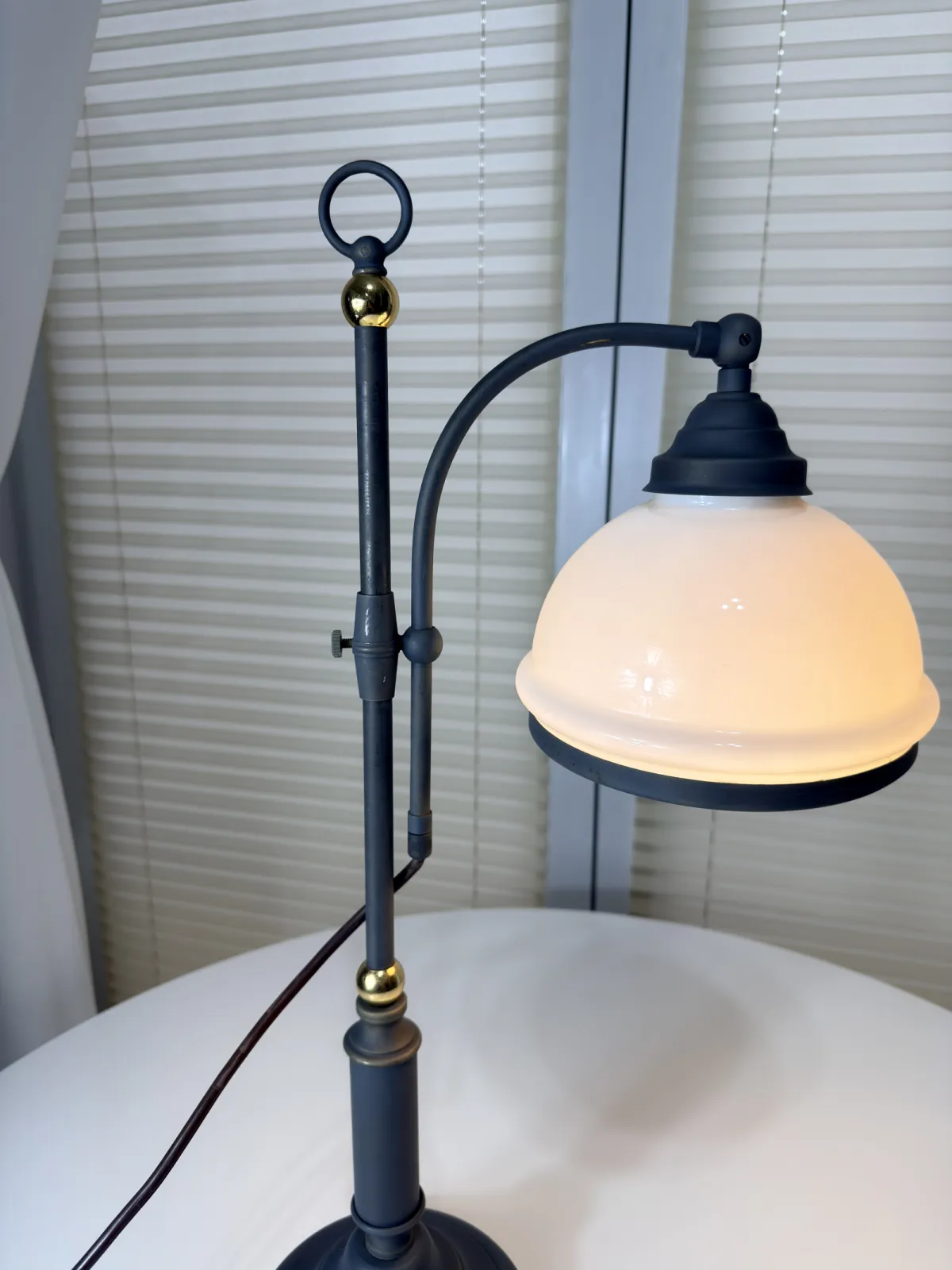 lampa stołowa bankierka vintage z mlecznym kloszem