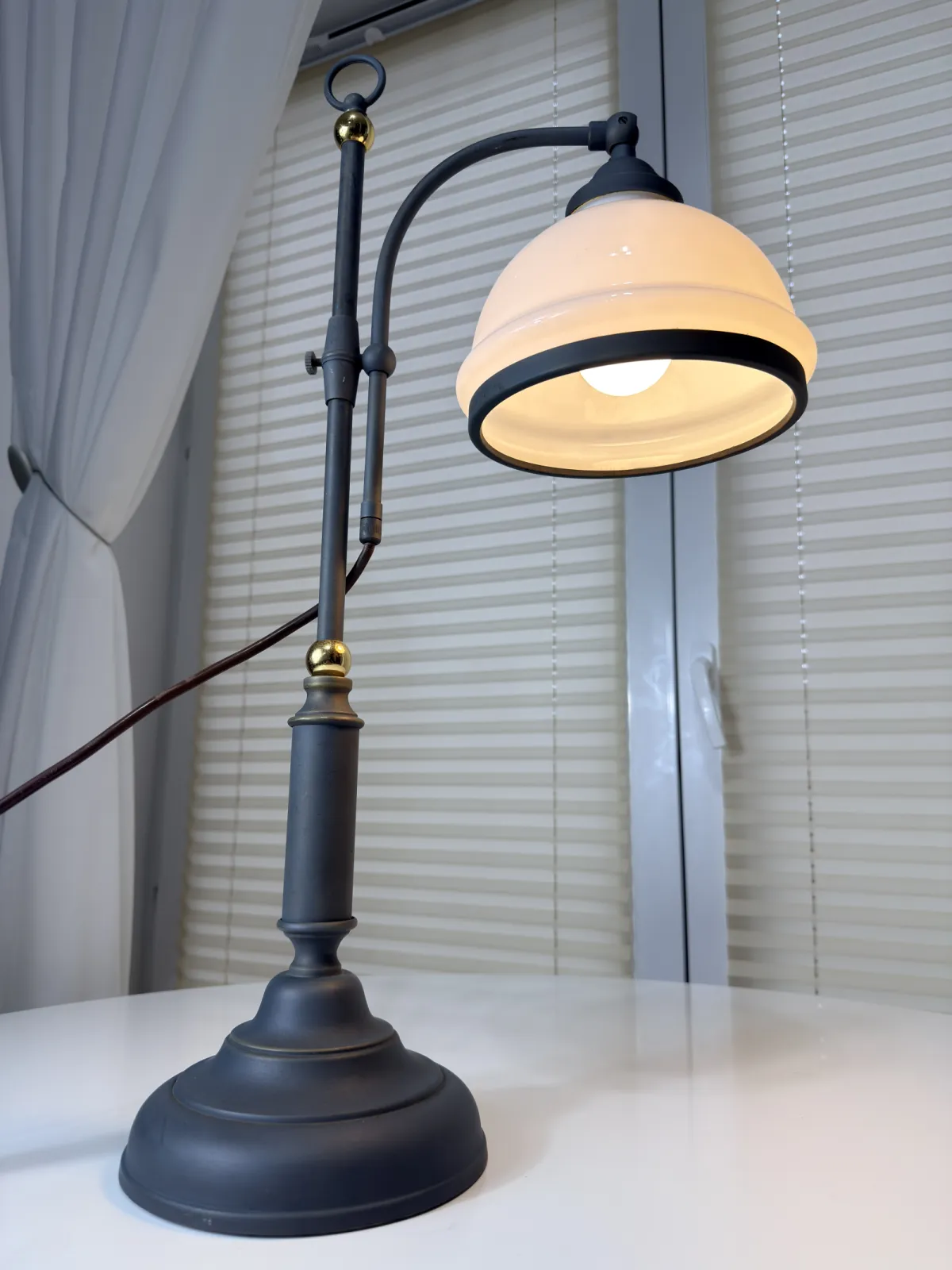 lampa stołowa bankierka vintage z mlecznym kloszem