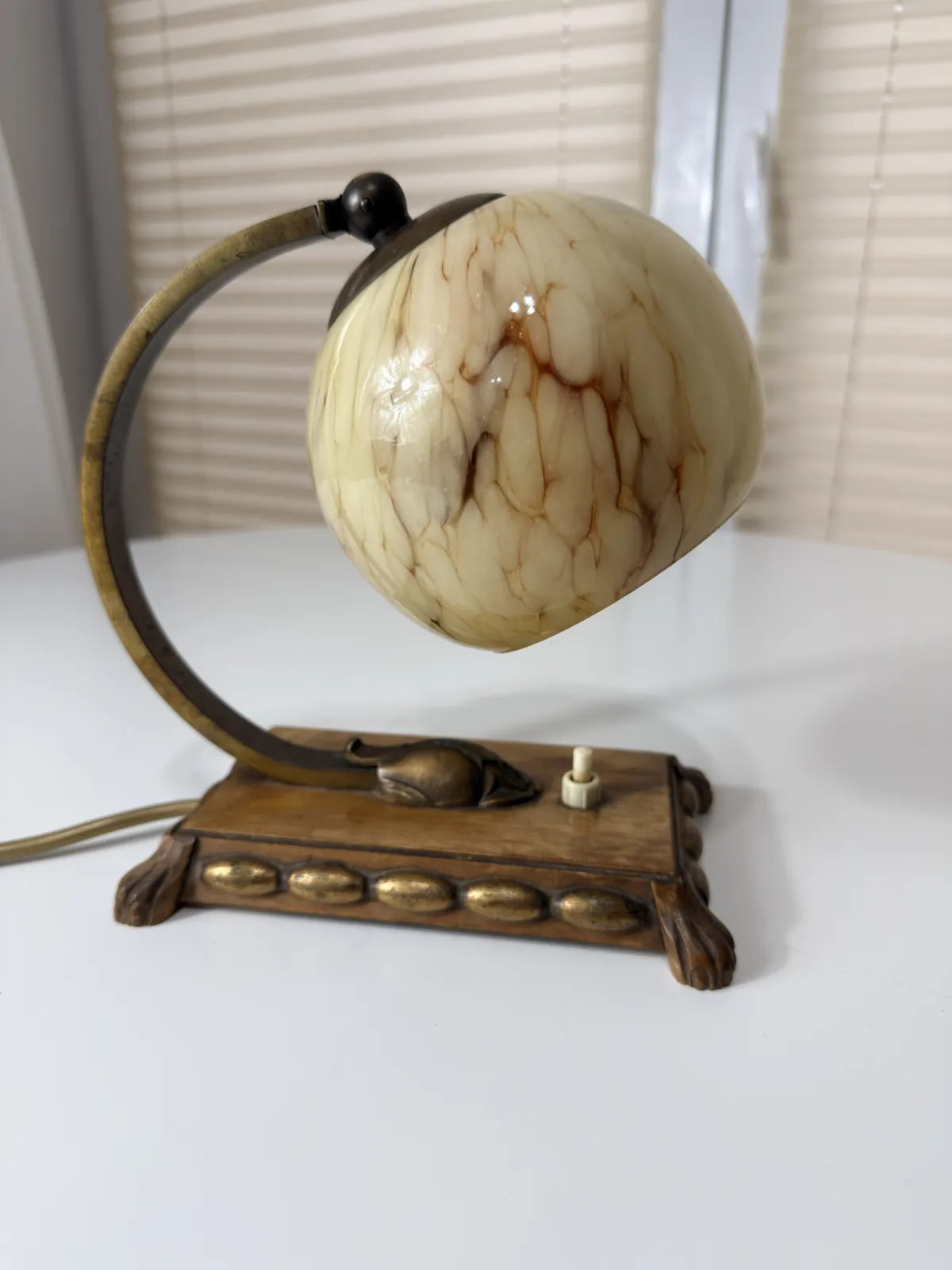 lampa stołowa vintage art déco z marmurkowym kloszem
