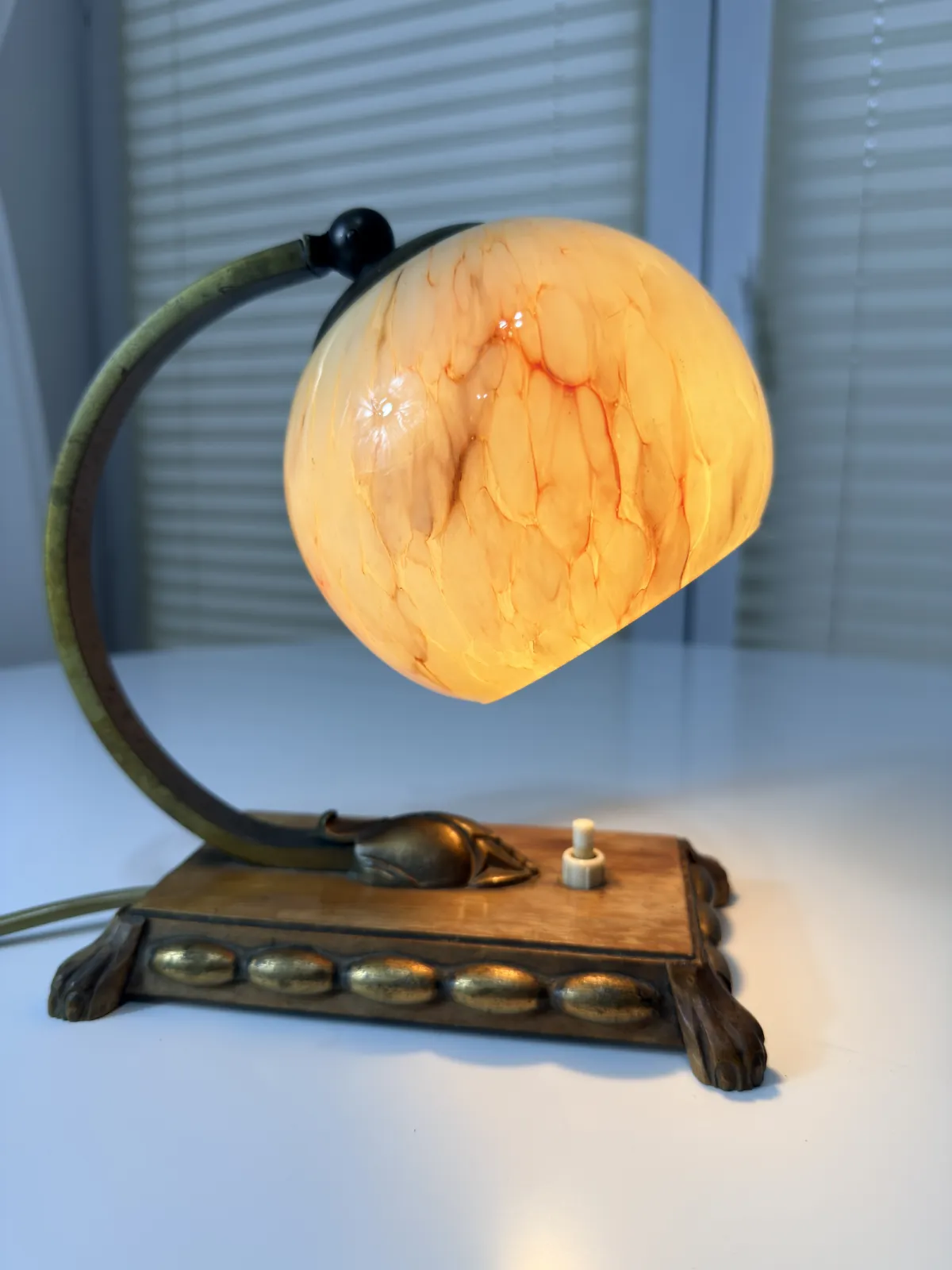 lampa stołowa vintage art déco z marmurkowym kloszem