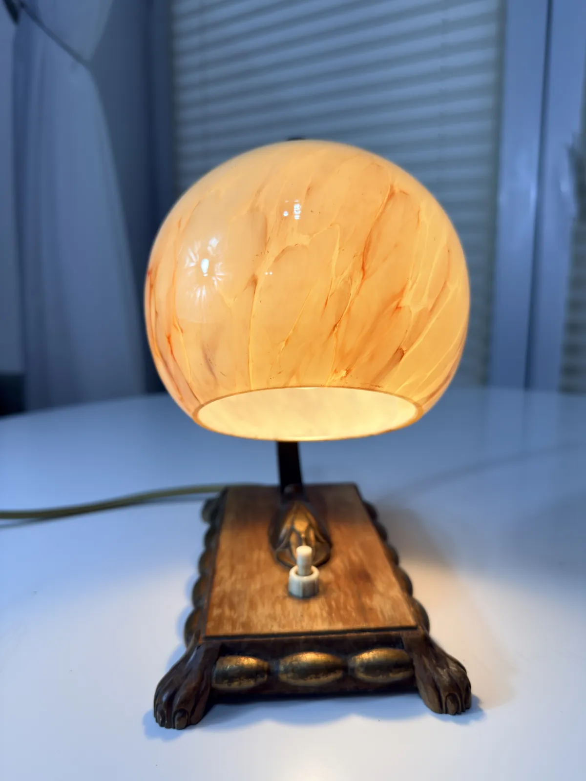 lampa stołowa vintage art déco z marmurkowym kloszem