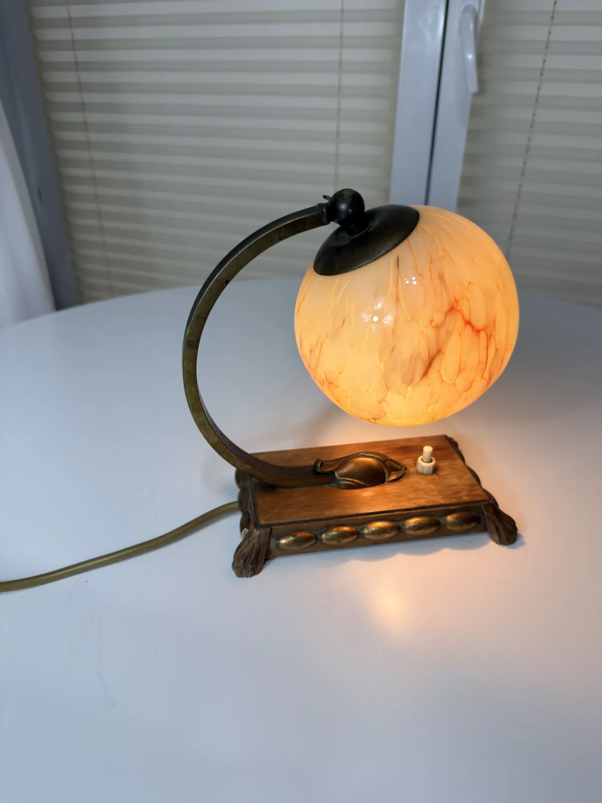 lampa stołowa vintage art déco z marmurkowym kloszem