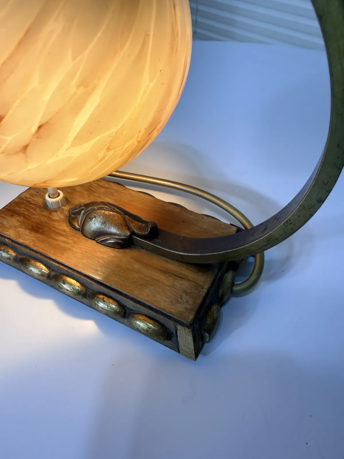 lampa stołowa vintage art déco z marmurkowym kloszem