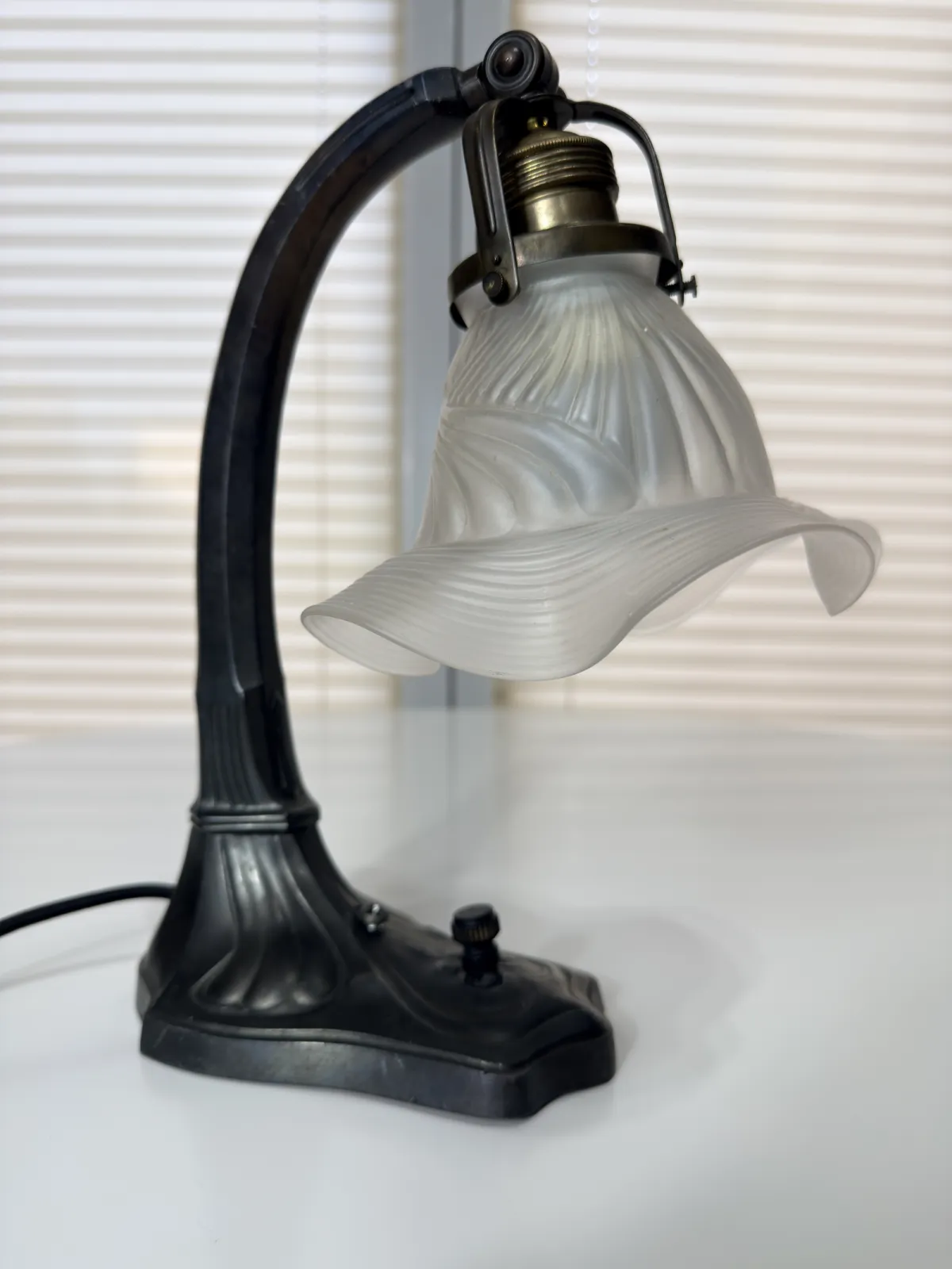 lampa stołowa secesyjna art nouveau z kloszem tulipan