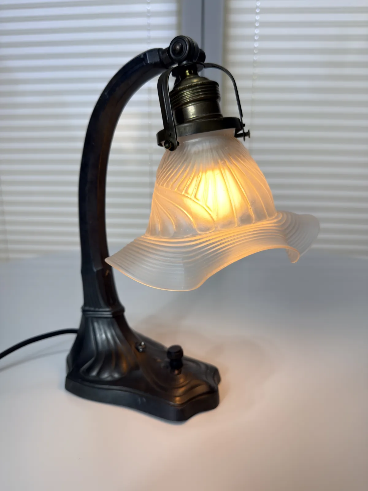 lampa stołowa secesyjna art nouveau z kloszem tulipan