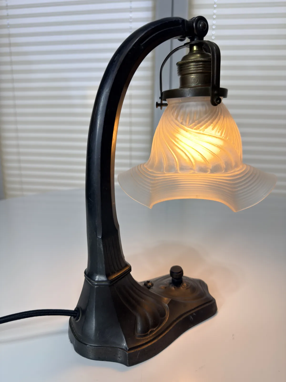 lampa stołowa secesyjna art nouveau z kloszem tulipan
