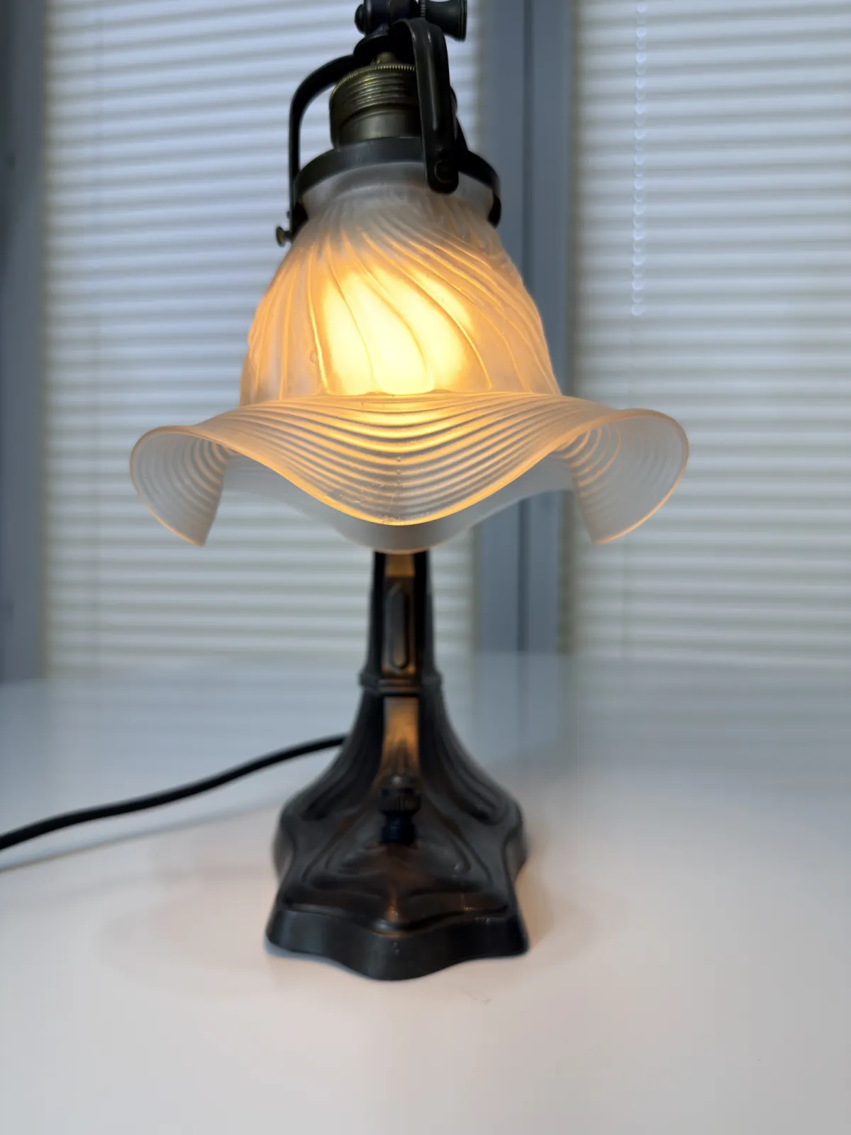 lampa stołowa secesyjna art nouveau z kloszem tulipan