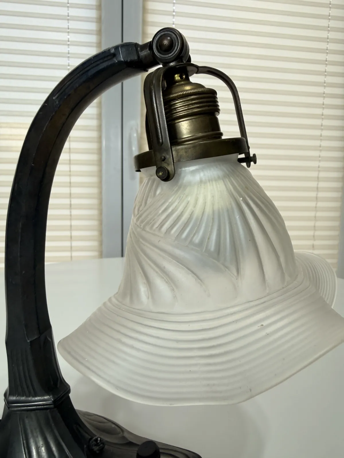 lampa stołowa secesyjna art nouveau z kloszem tulipan