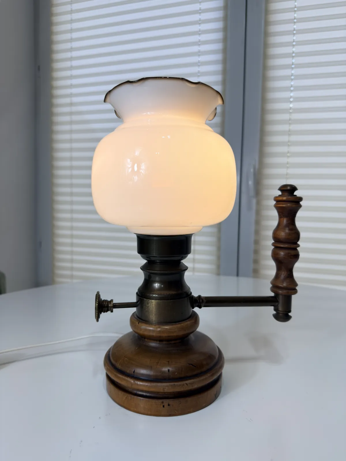 lampa stołowa naftowa retro vintage z mlecznym kloszem