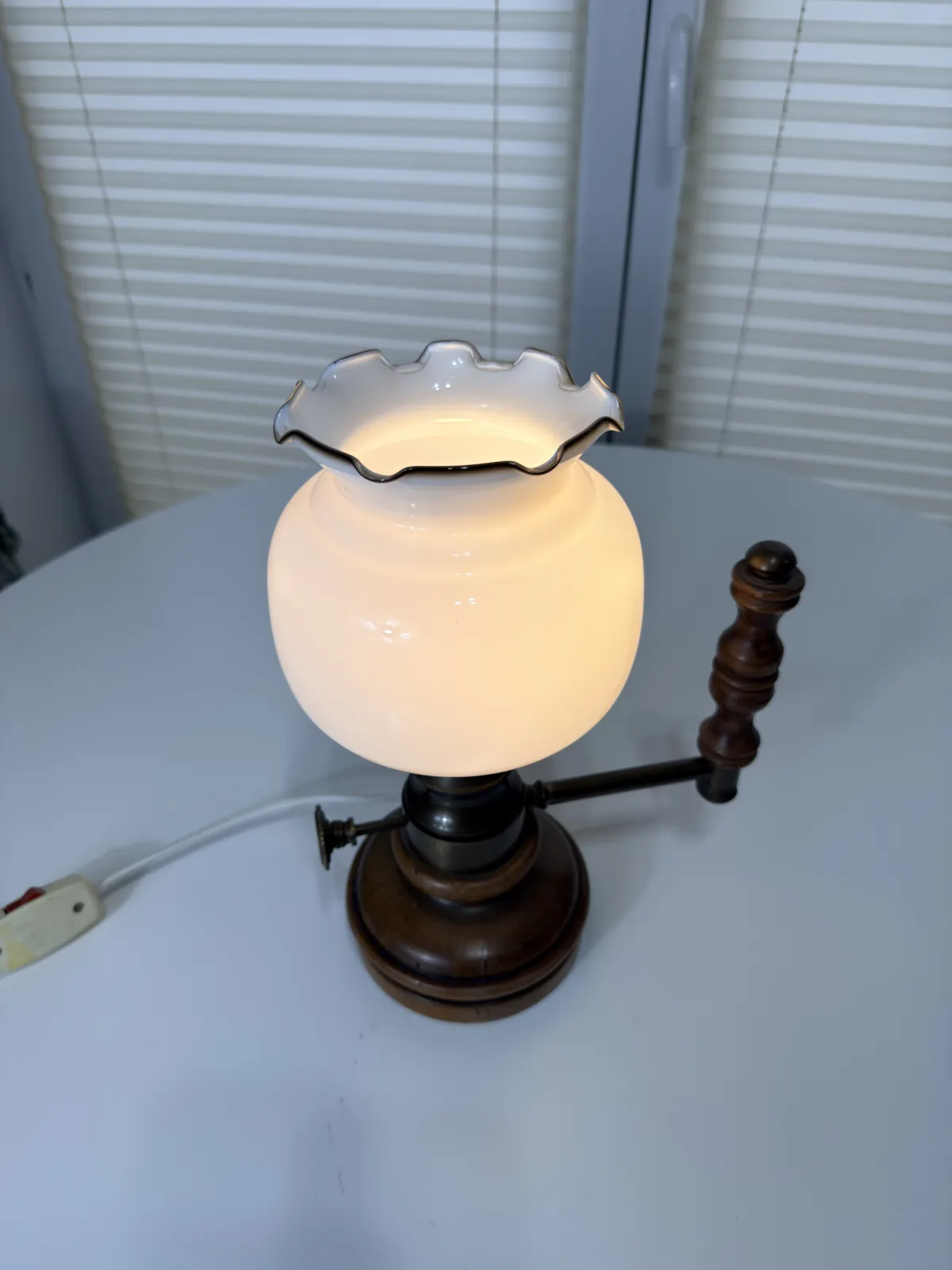 lampa stołowa naftowa retro vintage z mlecznym kloszem