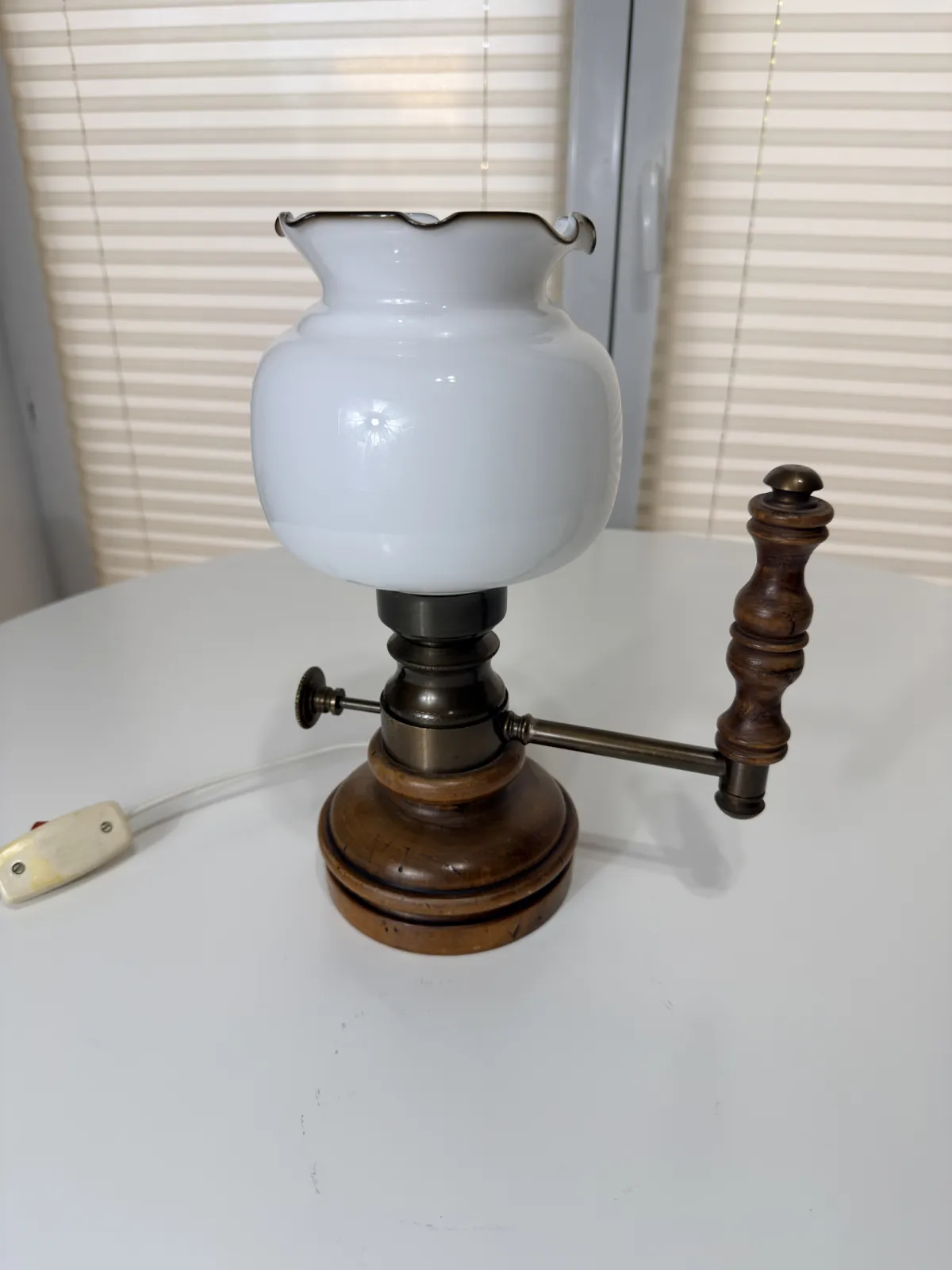 lampa stołowa naftowa retro vintage z mlecznym kloszem