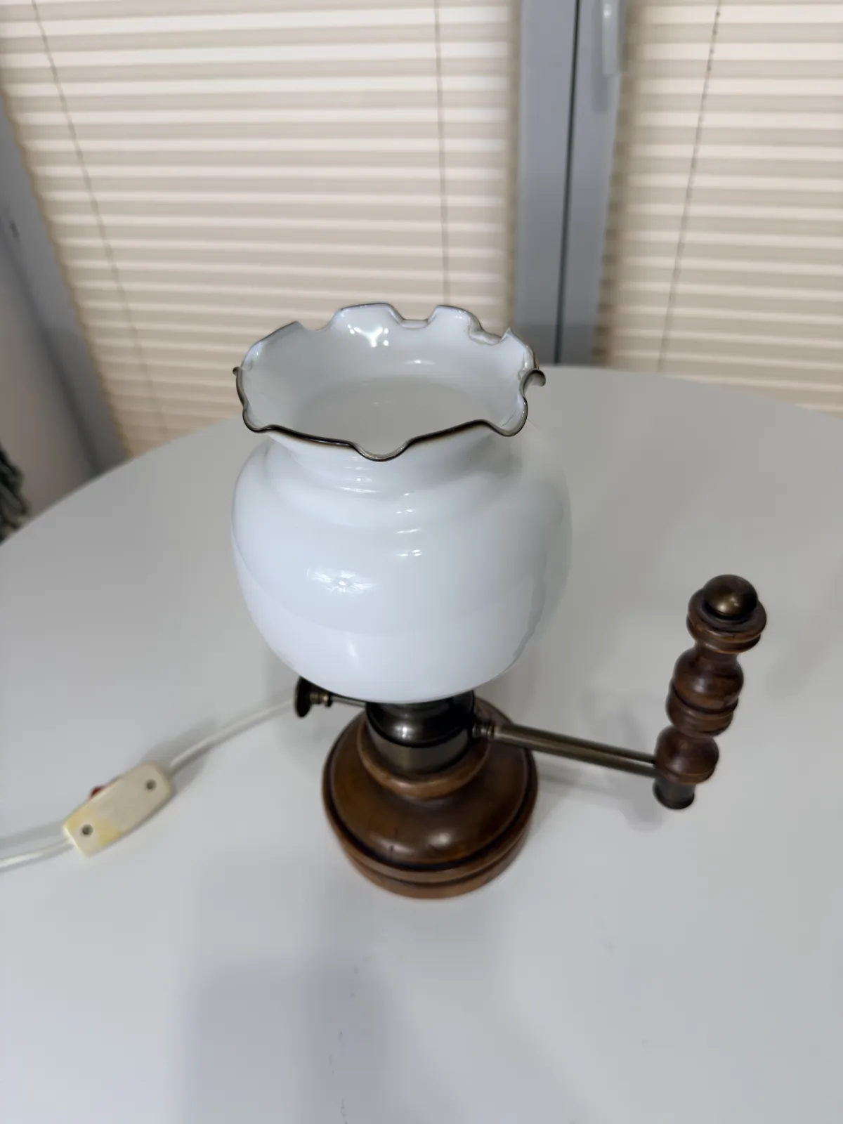 lampa stołowa naftowa retro vintage z mlecznym kloszem