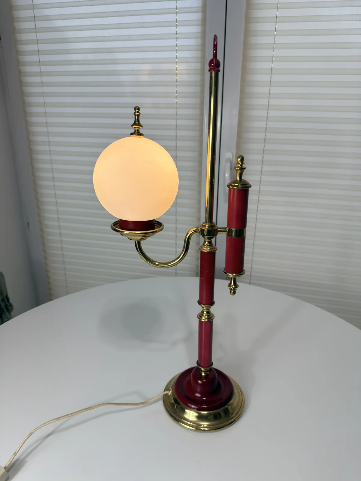 lampa stołowa retro vintage mosiądz bordowa z kulistym kloszem