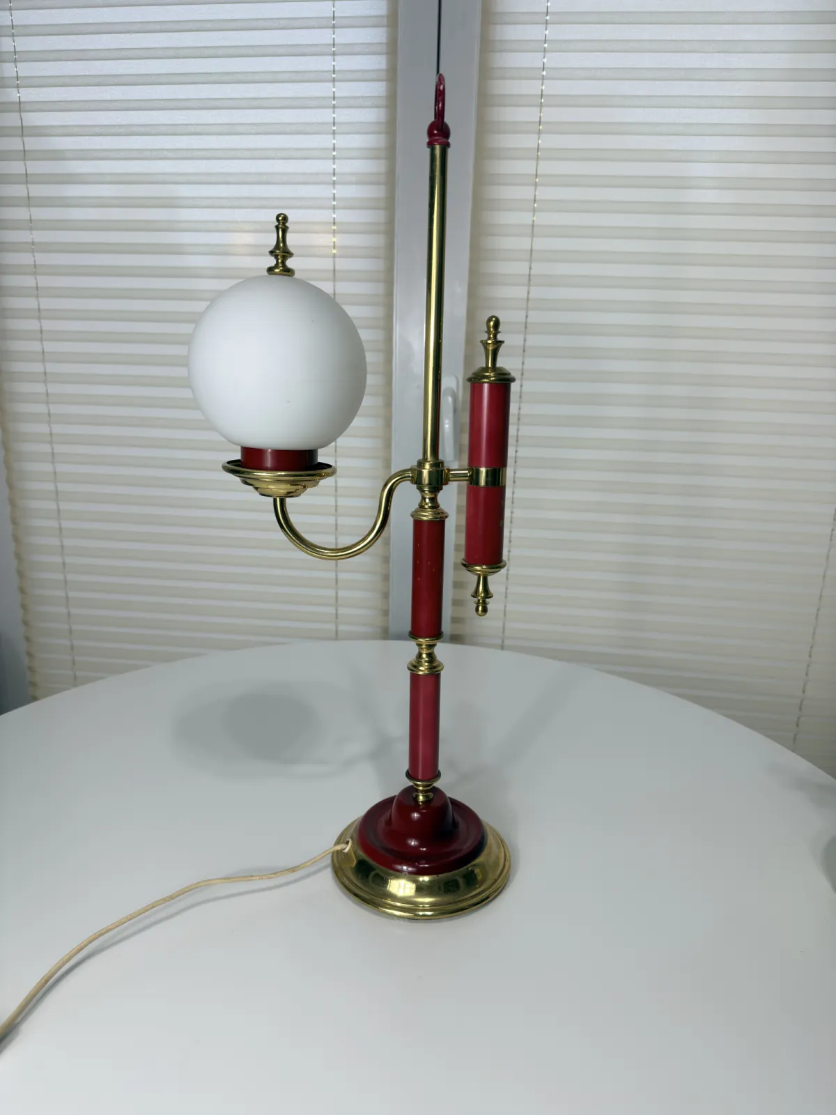 lampa stołowa retro vintage mosiądz bordowa z kulistym kloszem