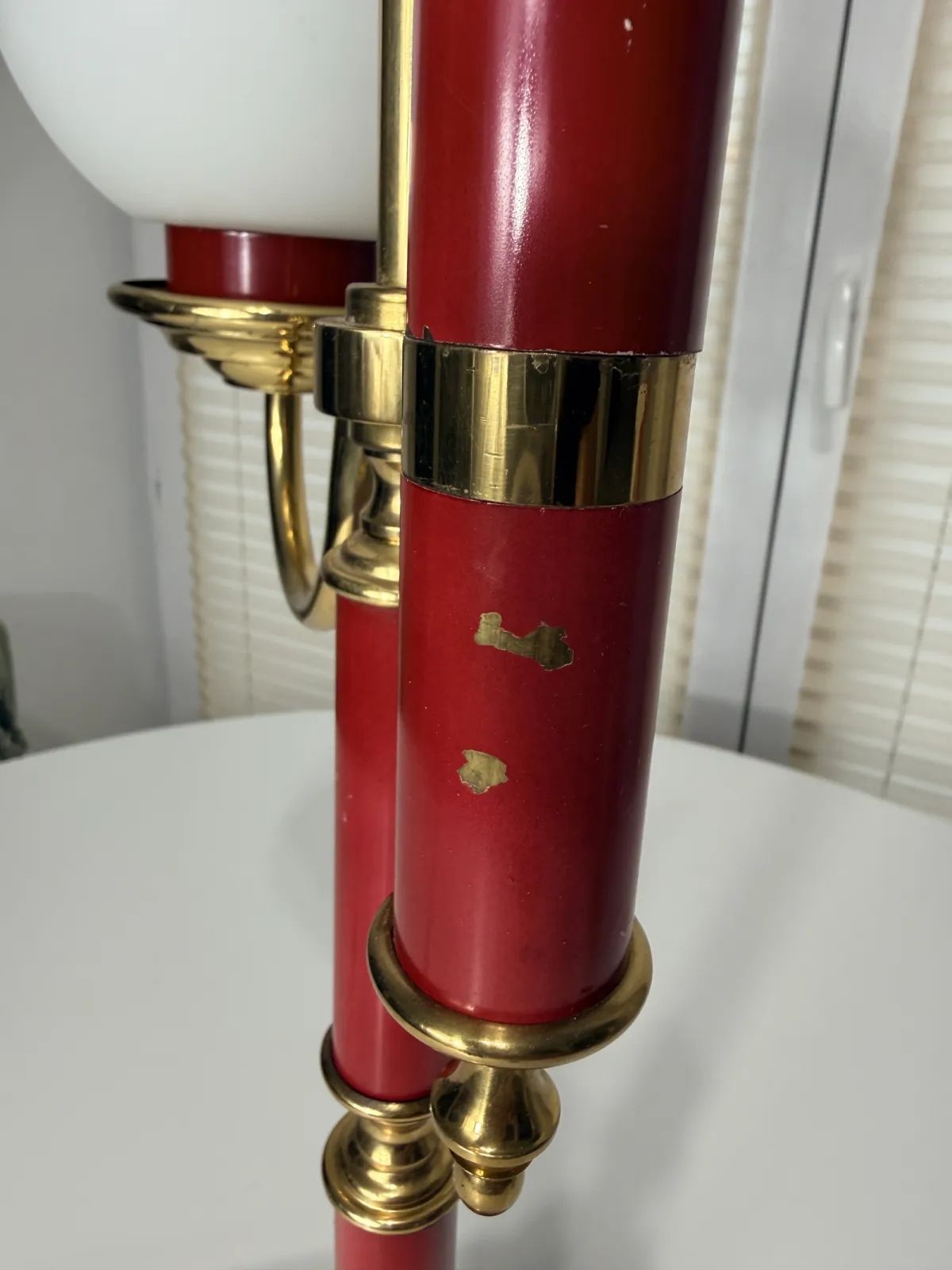lampa stołowa retro vintage mosiądz bordowa z kulistym kloszem