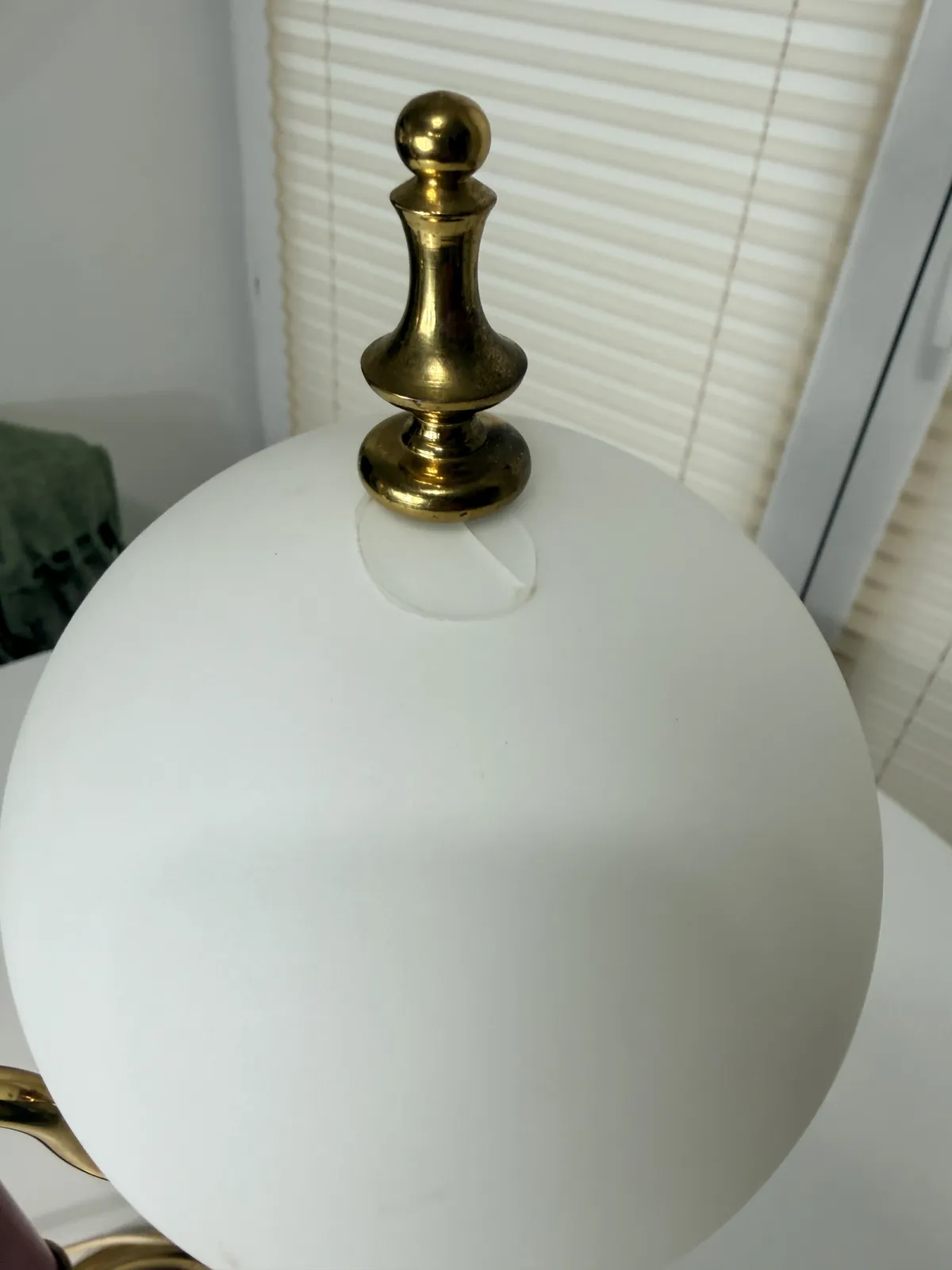lampa stołowa retro vintage mosiądz bordowa z kulistym kloszem