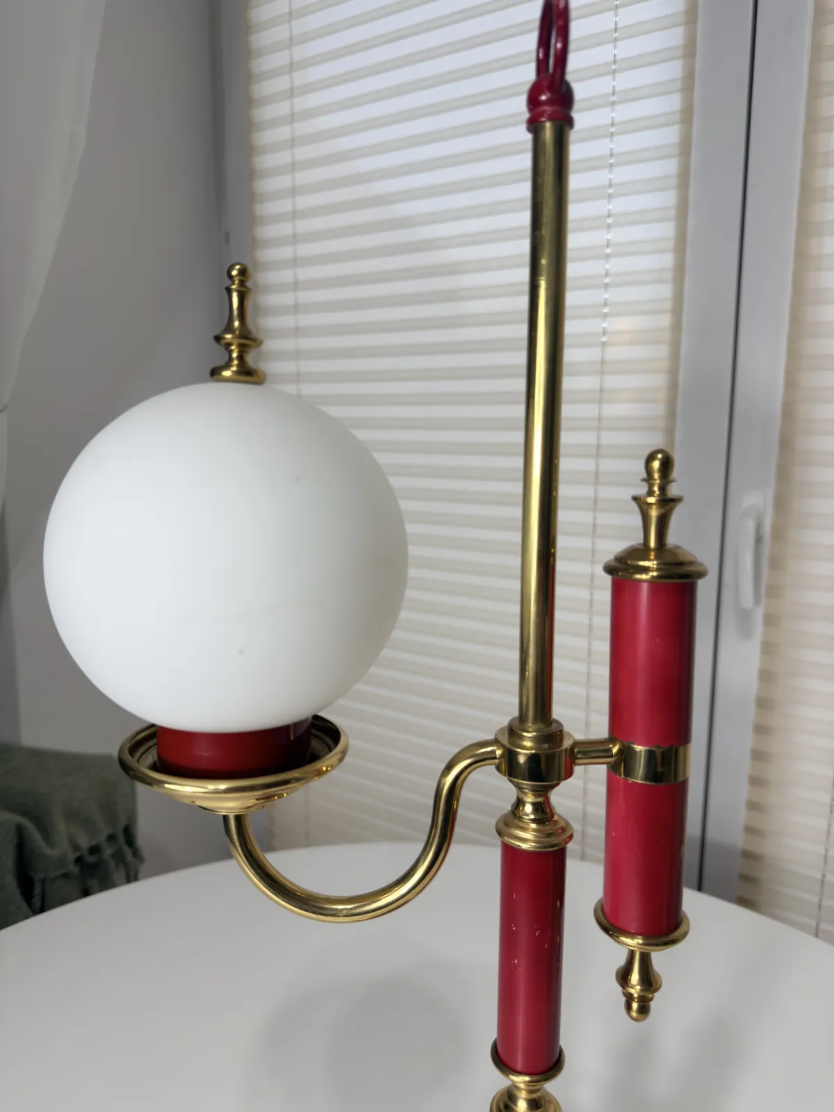 lampa stołowa retro vintage mosiądz bordowa z kulistym kloszem
