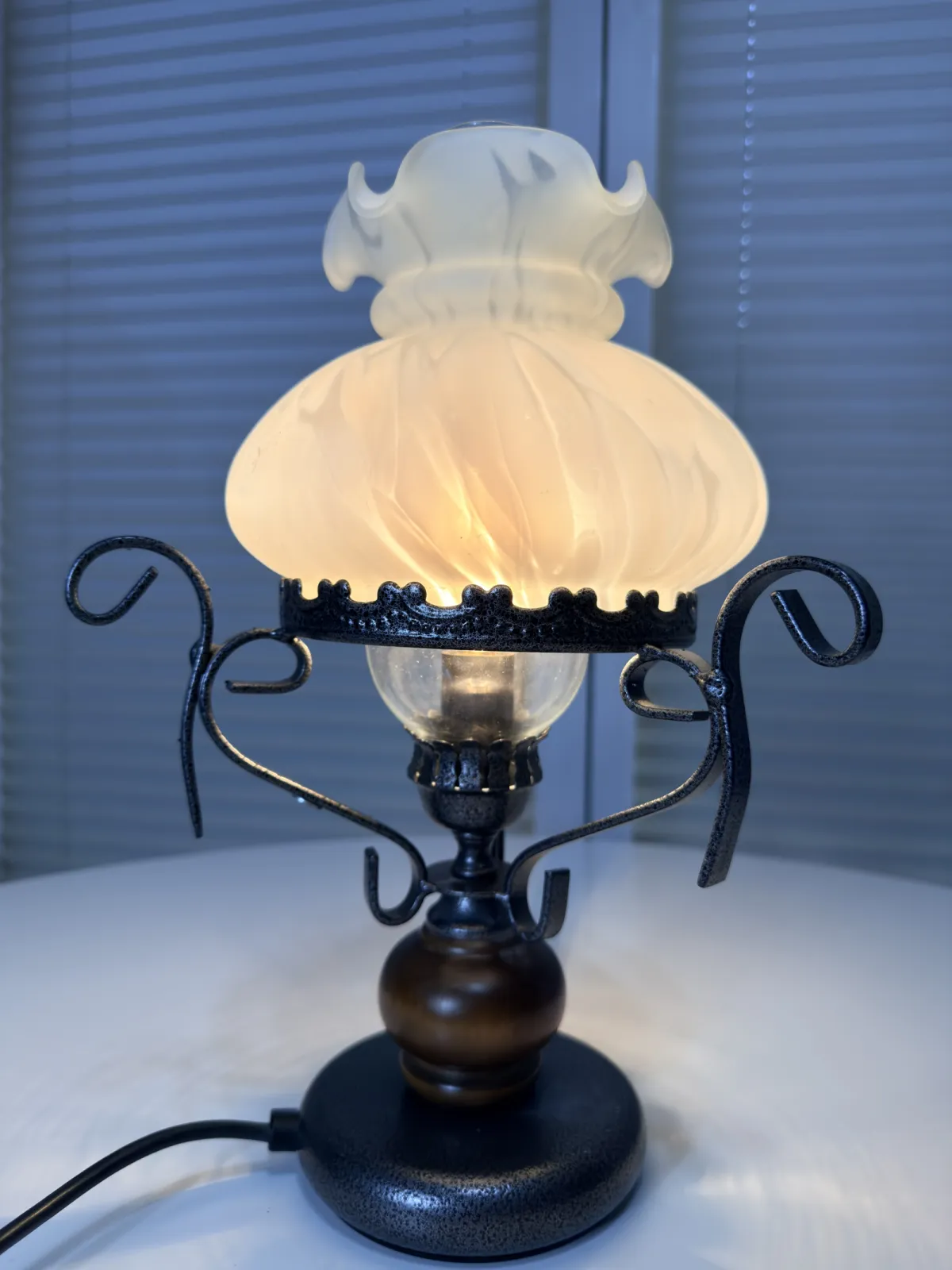 lampka stołowa retro w stylu naftowym mleczny klosz