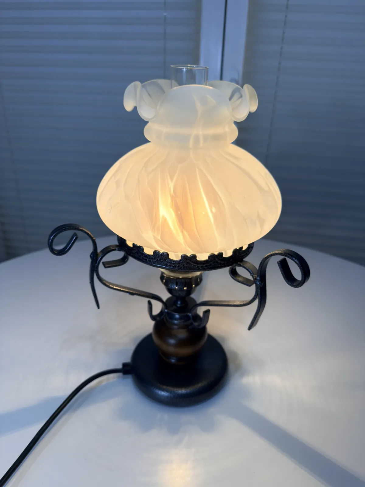 lampka stołowa retro w stylu naftowym mleczny klosz