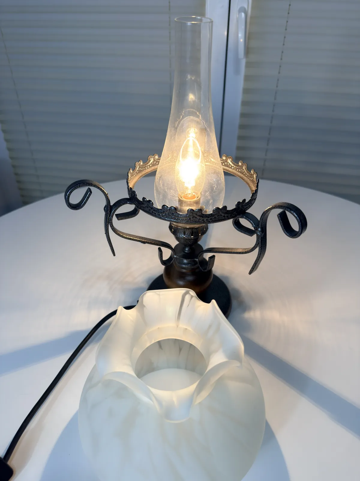 lampka stołowa retro w stylu naftowym mleczny klosz