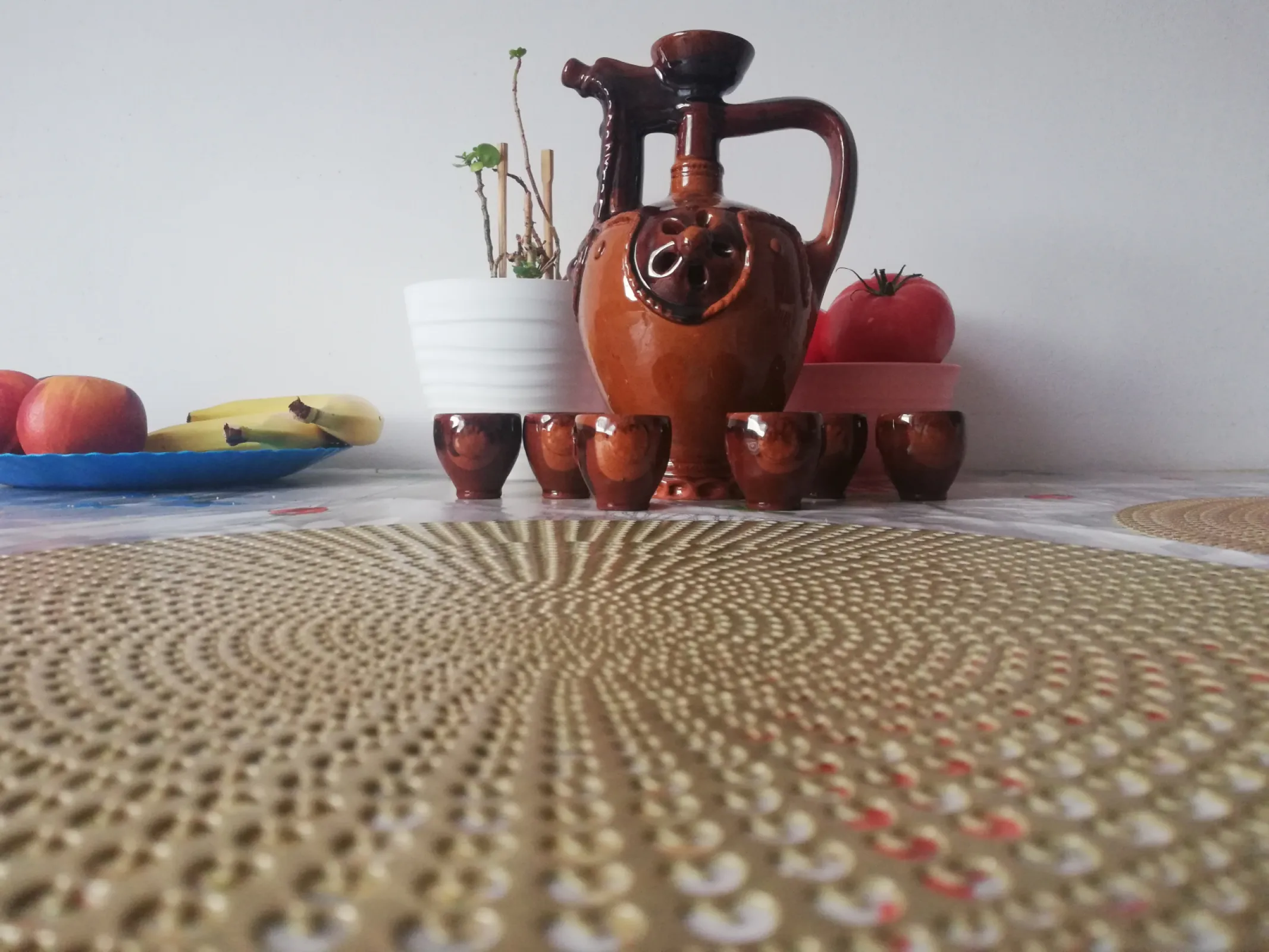 Ozdobny dzban ceramiczny vintage 24 cm + 6 kieliszków – ceramika retro