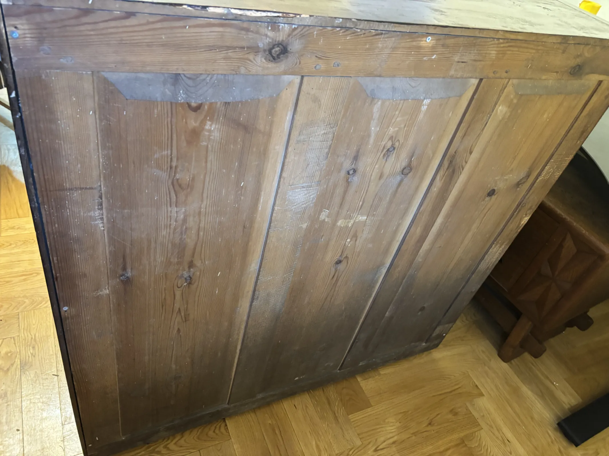 Zabytkowy sekretarzyk cylindryczny Biedermeier – perłowe okucia