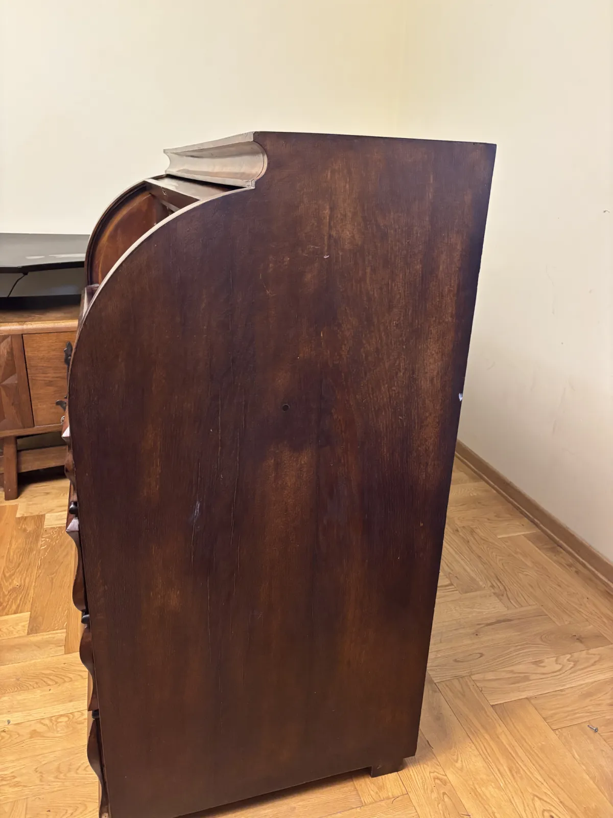 Zabytkowy sekretarzyk cylindryczny Biedermeier – perłowe okucia