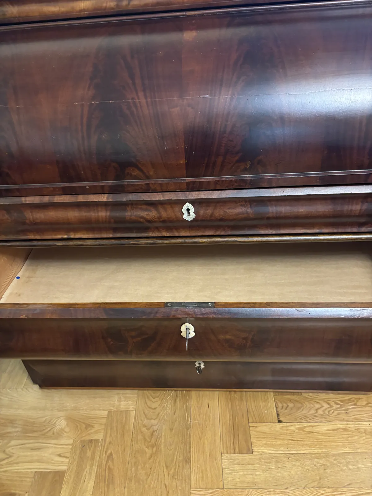 Zabytkowy sekretarzyk cylindryczny Biedermeier – perłowe okucia