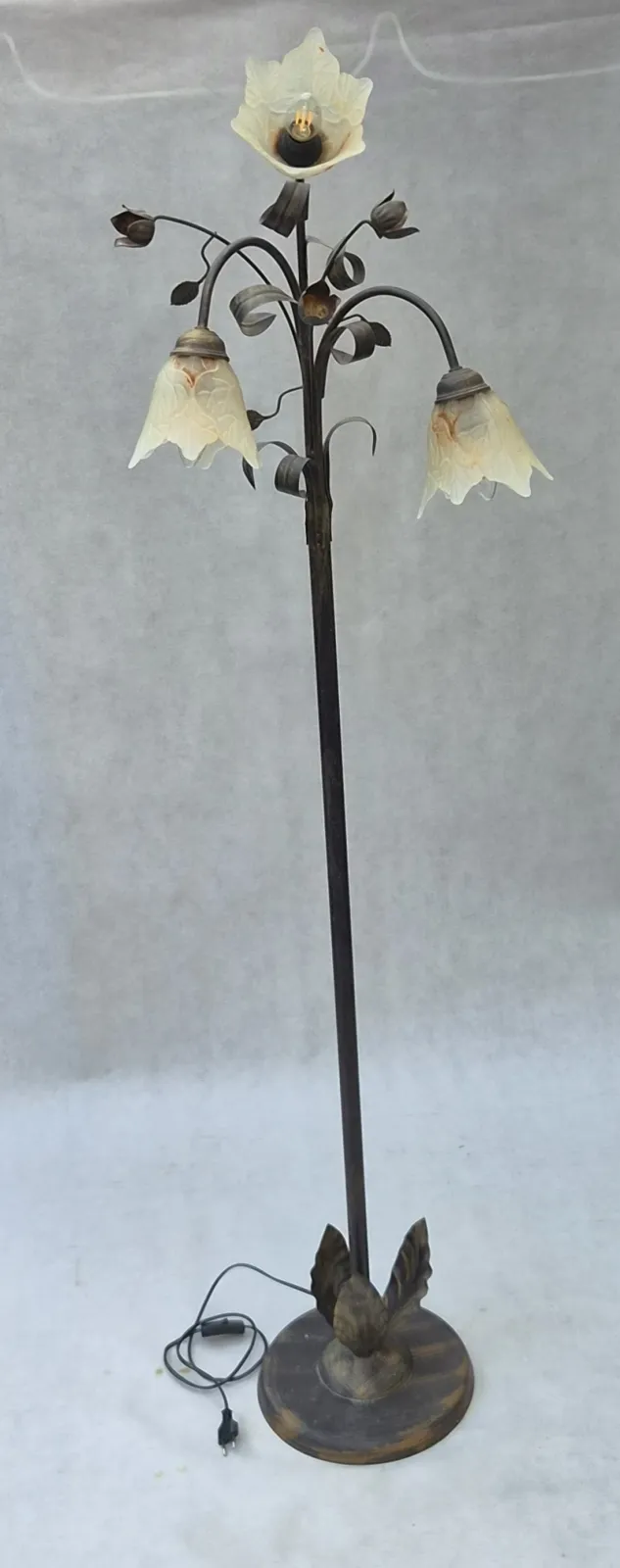 Stylowa lampa podłogowa 3-punktowa – metal, szklane klosze, motyw kwiatowy