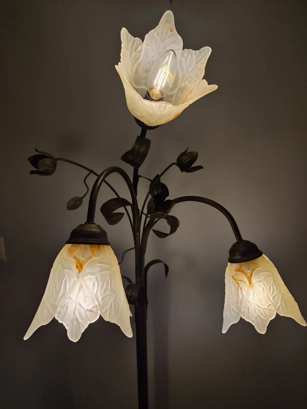 Stylowa lampa podłogowa 3-punktowa – metal, szklane klosze, motyw kwiatowy