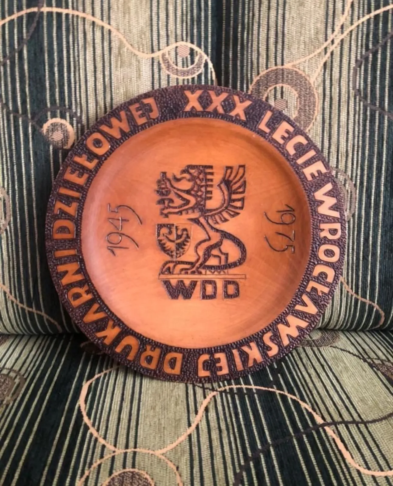 Talerz drewniany dekoracyjny z PRL 1975 rok
