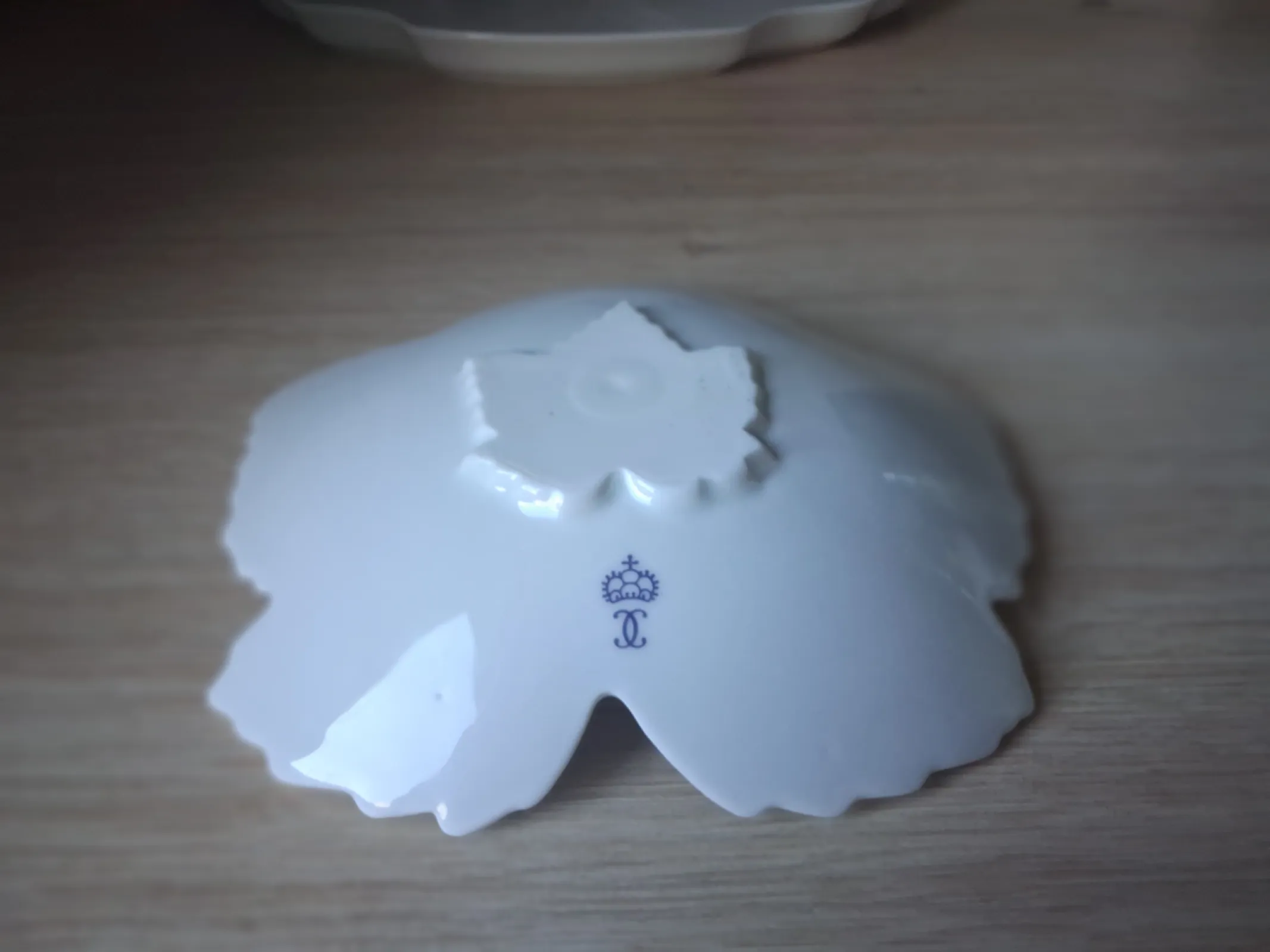 Ekskluzywny komplet białej porcelany Ludwigsburg – Liście i bombonierka