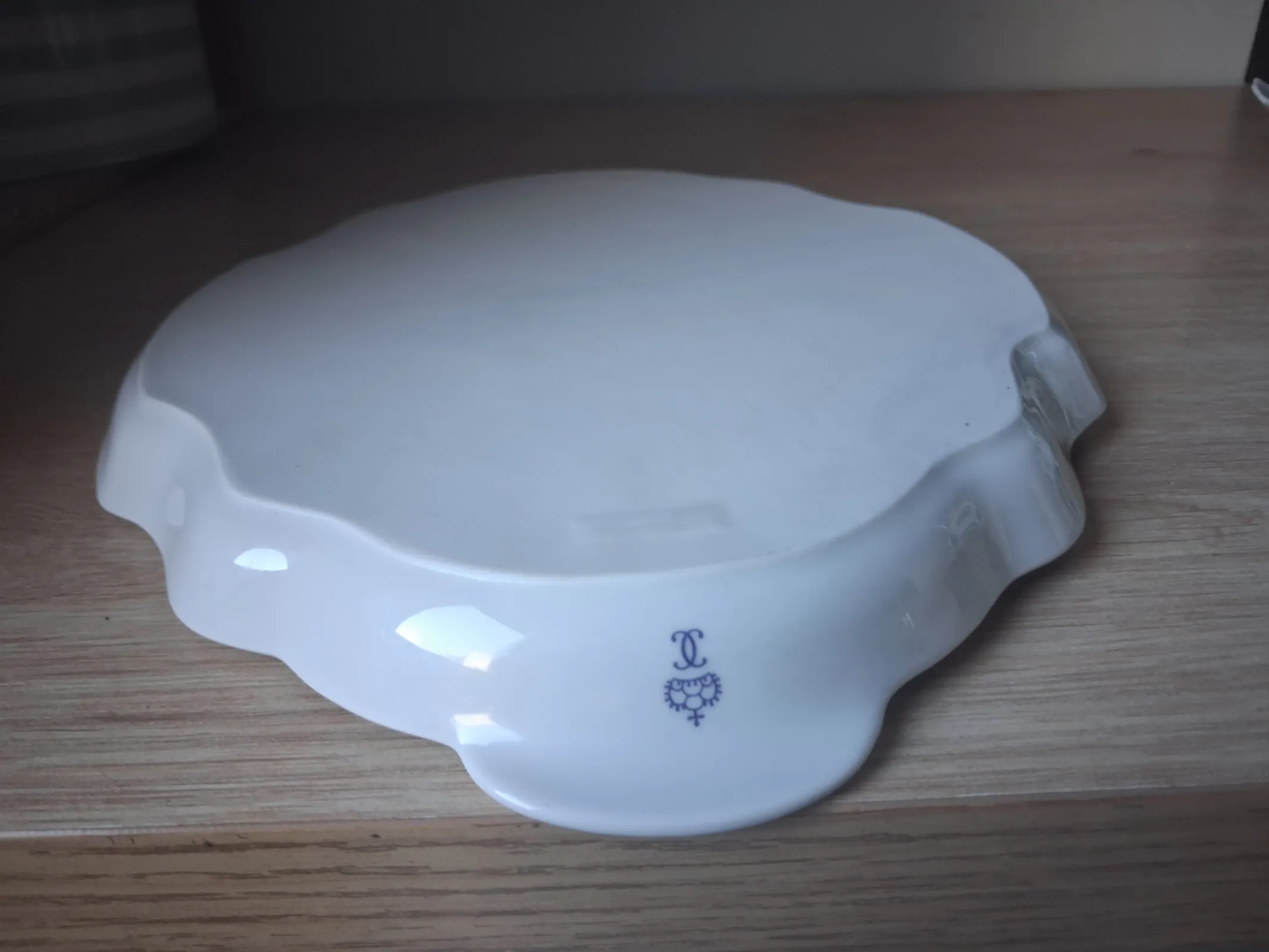 Ekskluzywny komplet białej porcelany Ludwigsburg – Liście i bombonierka