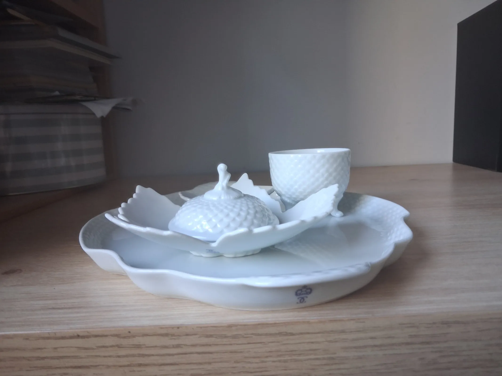 Ekskluzywny komplet białej porcelany Ludwigsburg – Liście i bombonierka