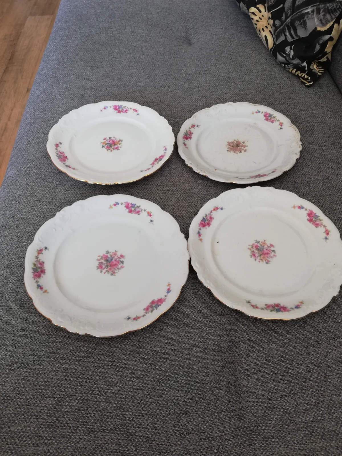 Wawel Wałbrzych PRL – 3+1 talerzyki deserowe 17 cm, róże, złocenia