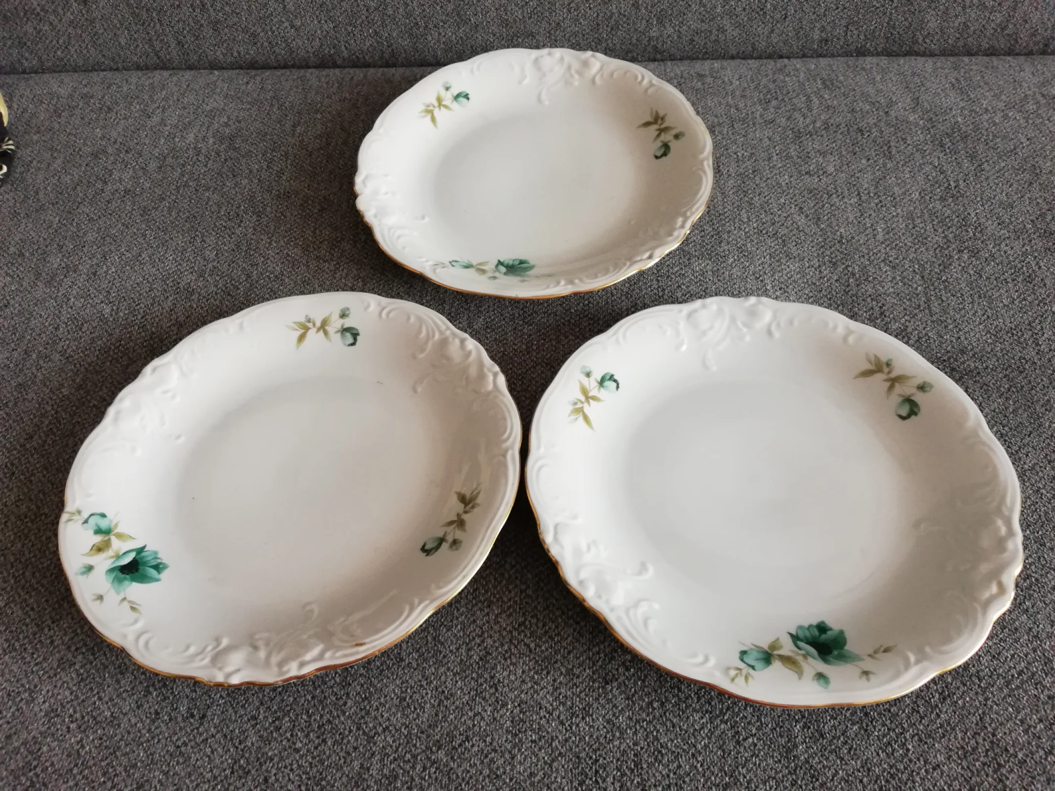 Wawel Wałbrzych PRL – 3 talerze deserowe 19 cm, zielone róże, złocenia