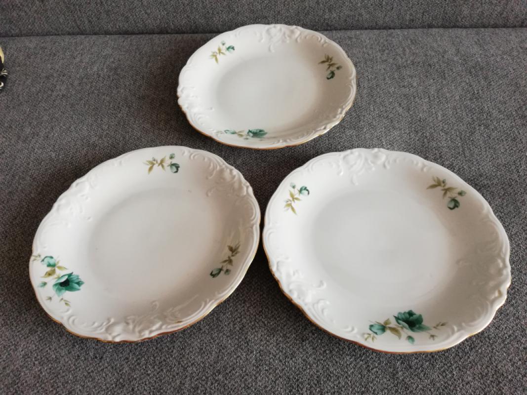 Wawel Wałbrzych PRL – 3 talerze deserowe 19 cm, zielone róże, złocenia