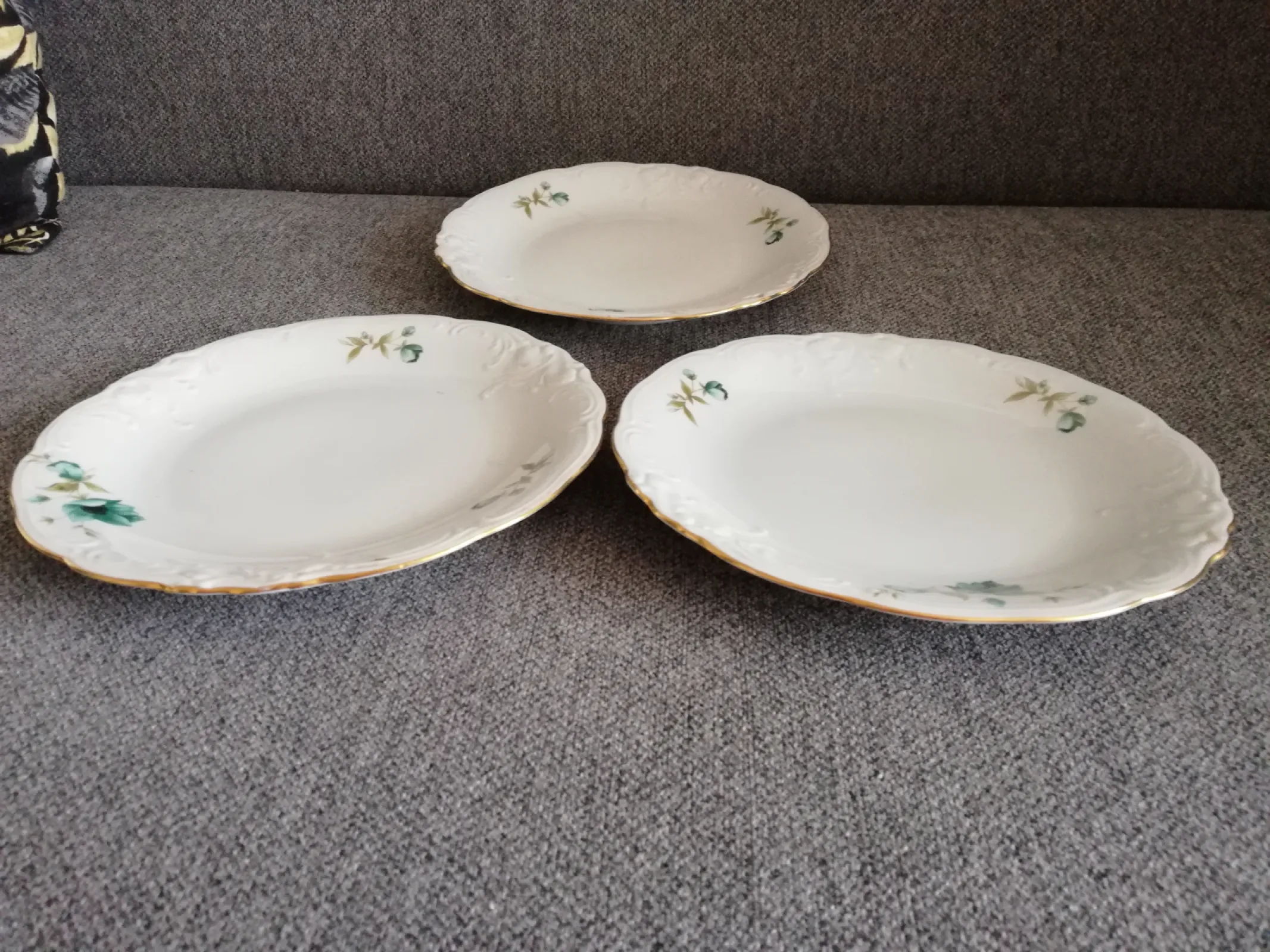 Wawel Wałbrzych PRL – 3 talerze deserowe 19 cm, zielone róże, złocenia