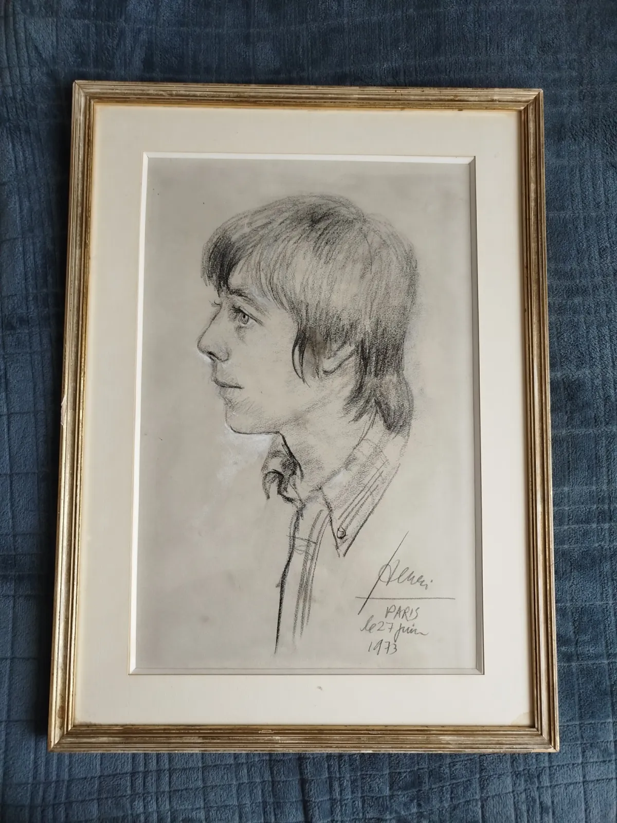 Portret młodego człowieka z Paryża z 1973 r.  Vintage rysunek w ramie i passe-partout